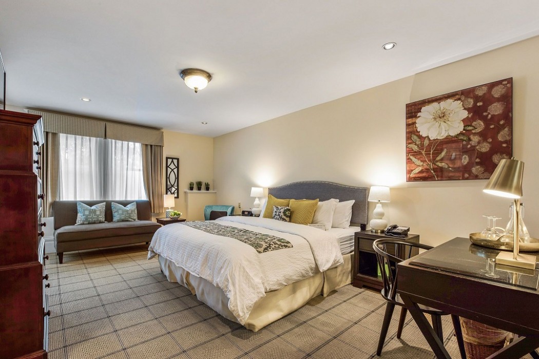 https://www.parkerguesthouse.com/gallery-images/properties/1/2/2/PGH_SUPERIOR_KING_TvB_qLY1.jpeg