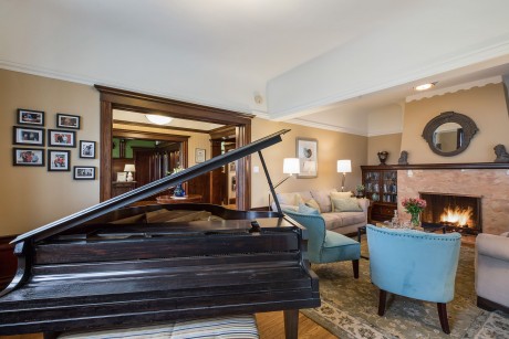 Parker Guest House - Grand Piano